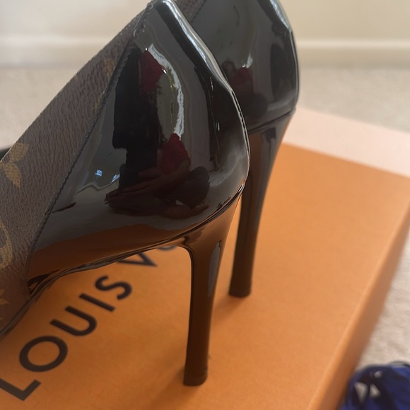 Beautiful Louis Vuitton brown high heel pumps barely worn few times almost new . - Picture 4 of 6